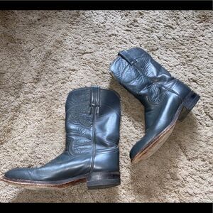 🍄 Gray cowgirl boots